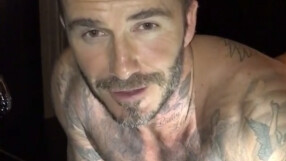 Дейвид Бекъм прави лицеви опори върху пиано (ВИДЕО)