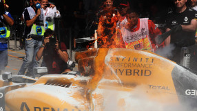 Розберг най-бърз в първата тренировка в Малайзия, болидът на Магнусен се запали