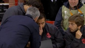 Моуриньо попиля асистента си заради аматьорска грешка (ВИДЕО)