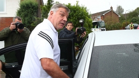 Хиляди тениски с името на Алардайс бяха изхвърлени на боклука