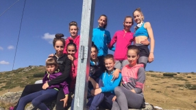 5-годишна фенка качва Зъбчето заедно с българските грации (ВИДЕО)