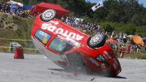 Състезателен автомобил удари зрител по време на рали Сливен (СНИМКИ)