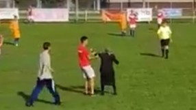 Бойна баба нахлу на детски мач, направи се на умряла (ВИДЕО)