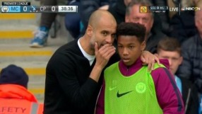 Гуардиола с наставления и към момчето, което подава топки (ВИДЕО)