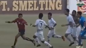 Съдия в първенството на Индонезия - най-опасната професия (ВИДЕО)