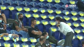 Роналдо в битка с маските и... един банан (ВИДЕО)