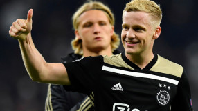 Фойерверки и песни за сбогуване с Дони ван де Беек