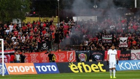 Феновете на ЦСКА с остра реакция след бомбичка в сектора им (ВИДЕО)