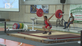 Десетки млади щангисти на турнир в памет на Величко Чолаков (ВИДЕО)