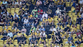 Бундеслигата се завръща с фенове на домакинските отбори 