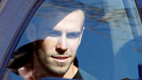 Бейл подписва с 