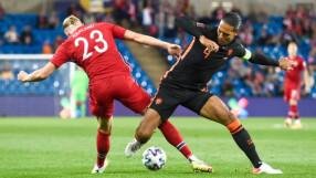 Ван Дайк избута фен след опит за селфи по време на интервю (ВИДЕО)