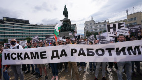 Представителите на бизнеса се събраха на протест пред НС