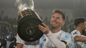 Меси задмина Пеле и го отпразнува с феновете на Аржентина 