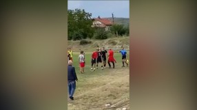 Бой в последната минута на юношески мач между 