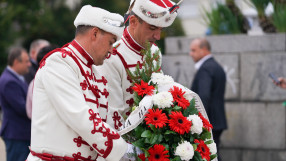 Поднесоха венци пред Паметника на независимостта в София (СНИМКИ)