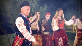 Камата зарадва цял блок комшии за Коледа (СНИМКА)