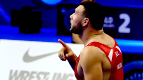 Милов тушира азер и е на финал на световното