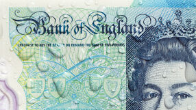 Притежатели на паунд се надпреварват да обменят банкноти преди крайния срок