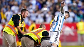 Стюарди едва не сгазиха Меси