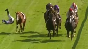 Жокей повали конкурент с лакът, отрече да е умишлено