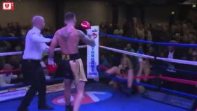 Нокаутът, който изхвърли боксьор от ринга (ВИДЕО)