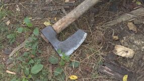 49-годишен мъж смаза с брадва ръката на полицай и заплаши с убийство друг униформен