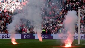 Бойно поле: Хулигани прекратиха Аякс - Фейенорд (ВИДЕО)