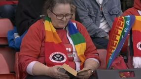 Отборът й пада с 0:8, тя чете книга...