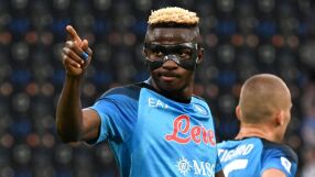 Наполи се гаври с Осимен, той плаши със съд (ВИДЕО)