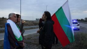 Енергетици блокираха пътища на няколко места в страната