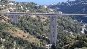 Играч на Ница виси от виадукт, плаши със самоубийство