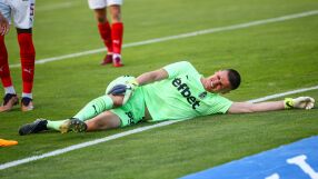 Безумие в Пловдив: Удариха с бутилка по главата вратаря на Ботев 