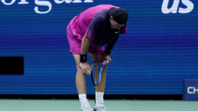 Съперникът на Синер повърна на корта и отпадна от US Open (ВИДЕО)