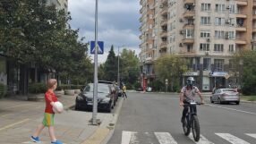Запознайте се с Божидара и Делмар - пресичащите „деца“, които предупреждават шофьорите