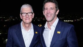 Тим Кук предаде управлението на Apple на Джон Тернъс