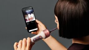 Новата AI четка за зъби на Dyson за 500 долара поставя камера в устата ви