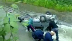 Млад мъж загина, след като колата му падна в река 