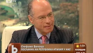 Посланикът на Италия у нас вае скулптури и моделира влакчета