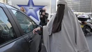 С бурка от Авиньон до Париж - предизвикателство към нов закон във Франция