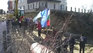 Студенти от НСА с жива верига срещу багери по морето