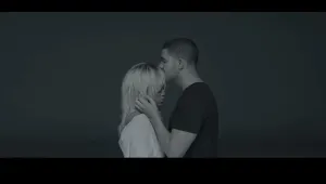 Drake и Риана разменят ласки в ново видео