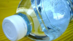 9-годишно дете пи водка от закупена бутилка минерална вода