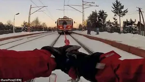 Поляк кара ски, теглен от електричка