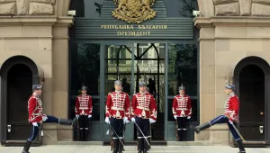 Зрелищна заря по време на гвардейския спектакъл