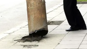 Опасни електрически стълбове тревожат хората в силистренско село