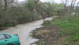 Двама оцеляха по чудо след падане в р. Чая