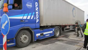 Аварирал ТИР затруднява движението през Прохода на Републиката