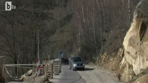 Свлачище е погълнало две трети от пътя до три села, хората пътуват на риск