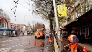 Багер върху камион скъса тролейбусни кабели във Варна
